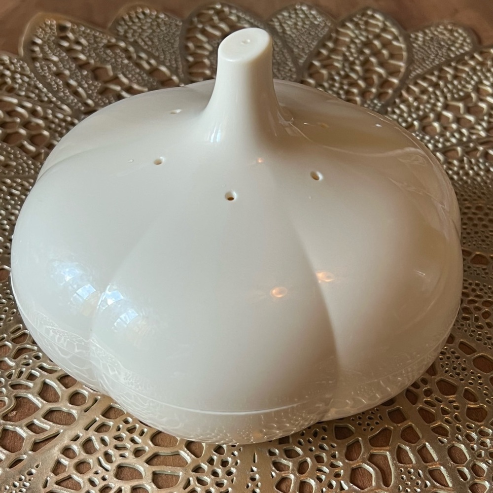 Tupperware Garlic Keeper Saver Storage Forget Me Not #5657 Ivory White